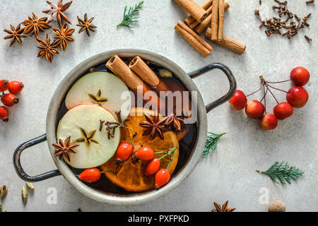 Weihnachten Glühwein, heißen Getränk in einen Topf, Ansicht von oben Stockfoto