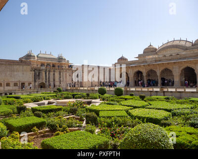 Agra, Indien, 20. September 2018 Szenen aus Amber Fort, wo die Touristen auf Elefanten reiten. Stockfoto