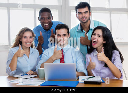 Gruppe internationale Geschäft Leute, Daumen hoch bei der Start-up-Unternehmen Stockfoto