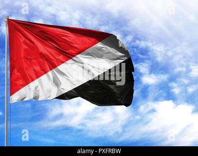 Nationalflagge von Sealand, Fürstentum an einem Fahnenmast vor blauem Himmel. Stockfoto