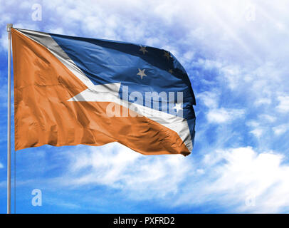 Nationalflagge von Tierra del Fluego Provinz Argentinien an einem Fahnenmast vor blauem Himmel. Stockfoto