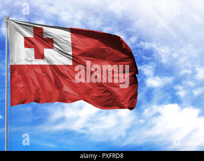 Nationalflagge von Tonga auf einem Fahnenmast vor blauem Himmel. Stockfoto
