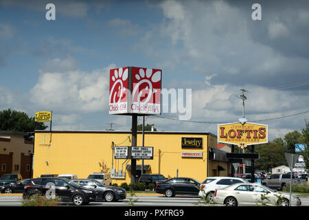 Küken-fil-ein reraurant mit Parkplatz und Pfandleihe, Springfield, Missouri Stockfoto