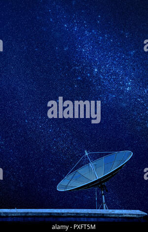 Konzeptionelle Bild einer Satellitenschüssel über Nacht Himmel mit Sternen der Galaxis Stockfoto