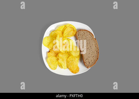 Kartoffelchips und Brot. Auf grauem Hintergrund. Stockfoto