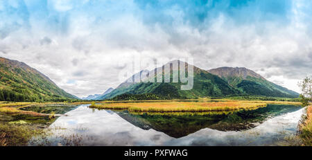 Atemberaubend schöne Panorama der Tern See und die Chugach Mountains auf der Kenai Halbinsel in Alaska im Herbst Stockfoto