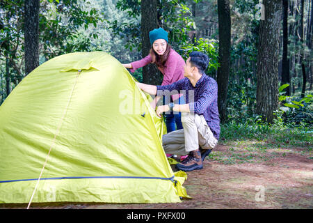 Attraktiven asiatischen Paar set-up ein Zelt für Lager in den Wald Stockfoto