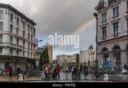 Antwerpen, Belgien - 2018-10-01: Regenbogen über dem Koningin Astridplein (Königin Astrid Square), aus der Ecke mit dem Keijserlei gesehen. Stockfoto