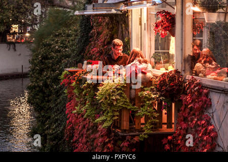 Herbstcafe in Prag am Certovka Kanal, Kampa Touristen Tschechische Republik Prag Romantik Paar auf Kampa Insel Tschechische Republik Stockfoto
