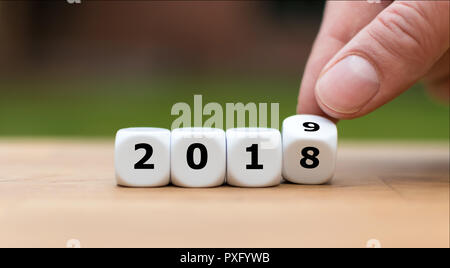 Würfel symbolisieren den Wechsel in das neue Jahr 2019 Stockfoto