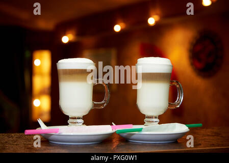 Kaffee Getränke in einem Glas auf einem dunklen Hintergrund mit Bokeh. Stockfoto