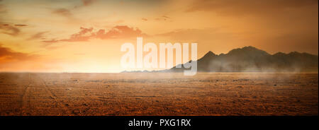 Blick auf Wüste mit Bergen auf Surise, Ägypten Stockfoto