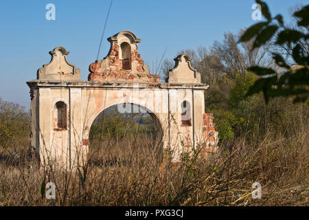 Die Ruinen der alten verlassenen Barock Gateway in Nordböhmen. Stockfoto