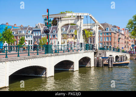 Amsterdam Magere Brug Amsterdam Skinny Bridge Amsterdam doppel Zugbrücke überspannt den Fluss Amstel Amsterdam Niederlande Holland EU Europa Stockfoto