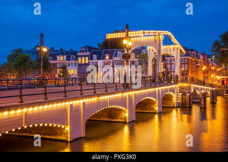 Amsterdam Magere brug Amsterdam Skinny Bridge Amsterdam bei Nacht eine Doppelzugbrücke über den Fluss Amstel Amsterdam Niederlande Holland EU Europa Stockfoto