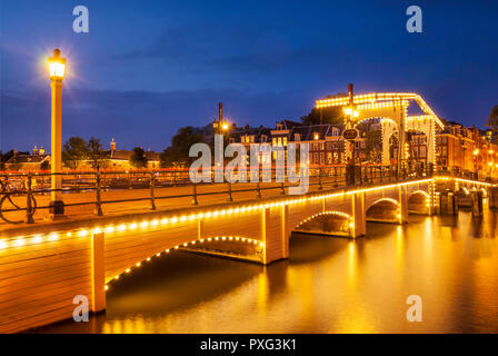 Amsterdam Magere Brug Amsterdam Skinny Bridge Amsterdam bei Nacht Doppelzimmer Zugbrücke überspannt den Fluss Amstel Amsterdam Niederlande Holland EU Europa Stockfoto