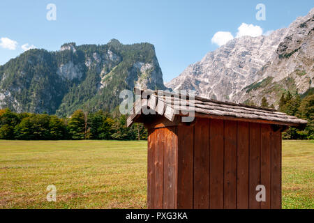 Wunderschöne Aussicht auf traditionellen hölzernen Bootes Haus am Ufer des berühmten Am Obersee im malerischen Nationalpark Berchtesgadener Land an einem sonnigen Tag im Sommer, Bayern, Deutschland Stockfoto