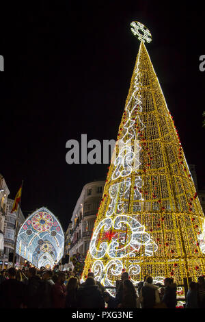 MALAGA, SPANIEN - Dezember 9, 2017: Weihnachtsbaum und Urlaub Dekorationen im Zentrum von Malaga (Calle Marques de Larios und Plaza de la Constitucion Stockfoto
