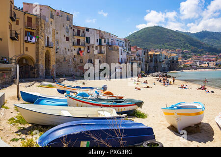Cefalù, Italien, 12. MAI 2018: Menschen beim Sonnenbaden auf schönen kleinen Strand in Cefalu Altstadt am Mittelmeer, Sizilien Stockfoto