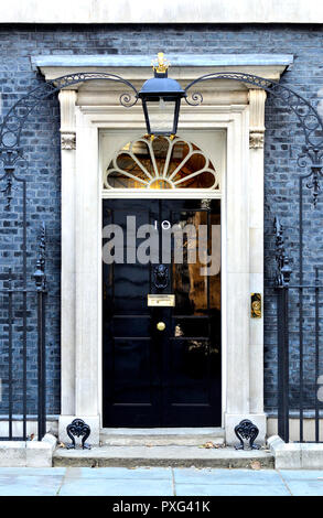 Tür von Downing Street 10, Whitehall, London, England, UK. Stockfoto