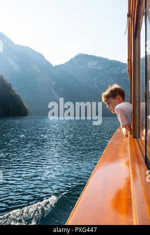 Konigssee See, Bayern - 19. August 2018: Unbekannte junge Blick auf grüne Wasser des Konigssee, bekannt als Germanys tiefsten und saubersten See, im äußersten Südosten Berchtesgadener Land Landkreis Bayerns, in der Nähe der österreichischen Grenze am 19 August, 2018. Stockfoto