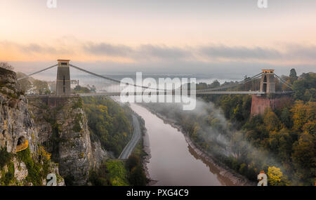 Nebel auf dem Avon Gorge an einem Herbstmorgen, gehen unter der Brunel Clifton Suspension Bridge. Stockfoto