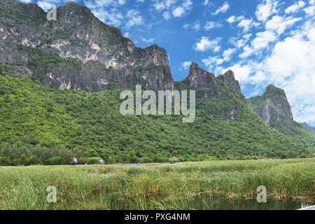 Altocumulus Wolkenformationen auf tropischen Himmel, Kalkstein Berg auf Feuchtgebiet mit grünen Pflanzen gefüllt, Khao Sam Roi Yot Nationalpark, Thailand Stockfoto