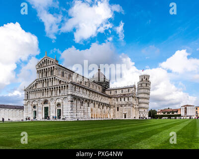 Die Kathedrale von Pisa mit dem Schiefen Turm hinter, Pisa, Italien, Europa Stockfoto