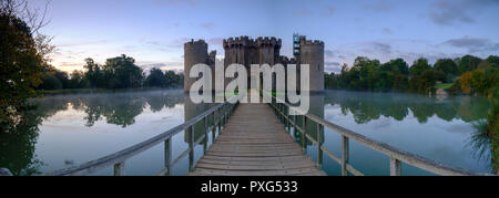 Herbst Nebel Sonnenaufgang auf Bodiam Castle - von einem öffentlichen Fußweg, East Sussex, Großbritannien Stockfoto