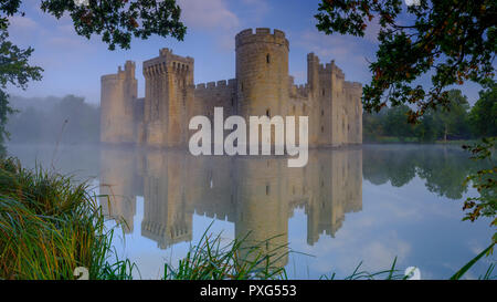 Herbst Nebel Sonnenaufgang auf Bodiam Castle - von einem öffentlichen Fußweg, East Sussex, Großbritannien Stockfoto