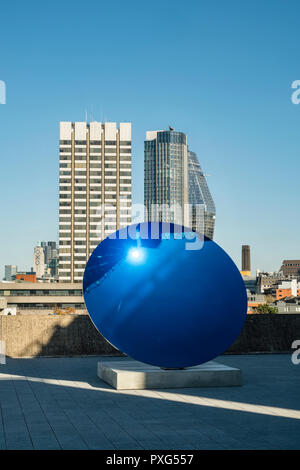 Southbank Centre, London, Großbritannien. Himmel Spiegel, Blau (2016) des Bildhauers Anish Kapoor. Teil des Raumes Laufräder Ausstellung in der Hayward Gallery Stockfoto