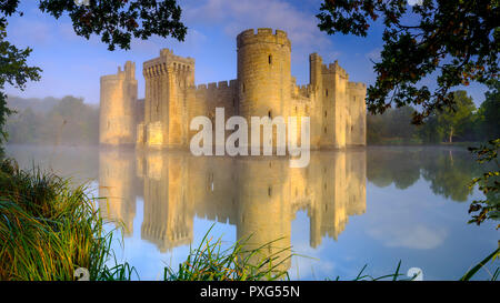 Herbst Nebel Sonnenaufgang auf Bodiam Castle - von einem öffentlichen Fußweg, East Sussex, Großbritannien Stockfoto