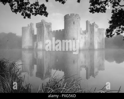 Herbst Nebel Sonnenaufgang auf Bodiam Castle - von einem öffentlichen Fußweg, East Sussex, Großbritannien Stockfoto