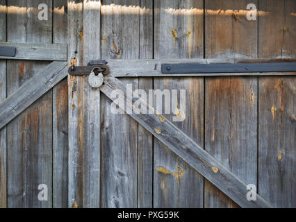 Alte hölzerne Tor. Vintage Holz Tore Hintergrund gesperrt. Stockfoto