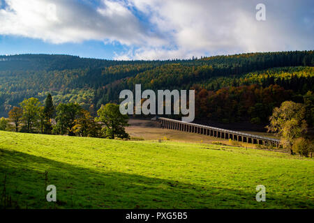 Die freiliegenden stream Bett von Derwent Valley aufgrund der niedrigen Wasserstände im Peak District, ENGLAND Stockfoto