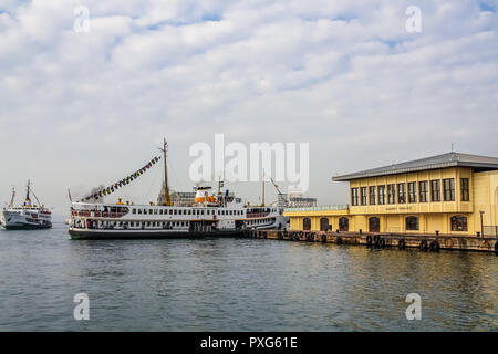 Istanbul, Türkei, 16. November 2010: Fähre Bahnhof in Kadilkoy. Stockfoto