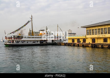 Istanbul, Türkei, 16. November 2010: Fähre Bahnhof in Kadilkoy. Stockfoto