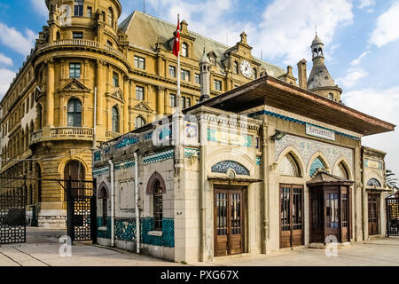 Istanbul, Türkei, 16. November 2010: Alte osmanische Haydarpasa Ferry Station in Kadilkoy. Stockfoto