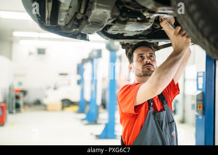 Profecional Automechaniker ändern Motor Öl bei Wartung, Reparatur Service station Stockfoto