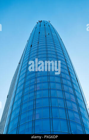 London, Großbritannien. Eine Blackfriars (Vase), ein 52-stöckiges 170 m hohen Apartment Block mit Blick auf die Stadt. Männer an der Arbeit hoch auf den transparenten Glasfassade Stockfoto