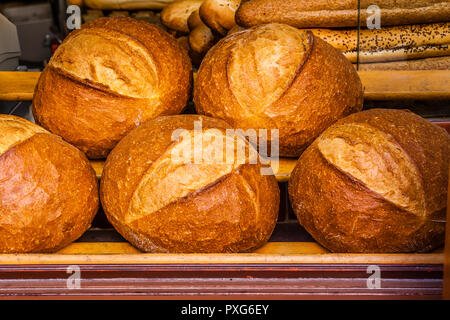 Artisan Brot auf den Verkauf in einer Bäckerei. Stockfoto