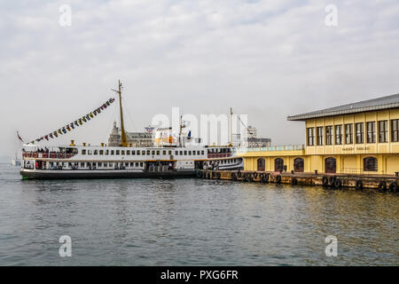 Istanbul, Türkei, 16. November 2010: Fähre Bahnhof in Kadilkoy. Stockfoto