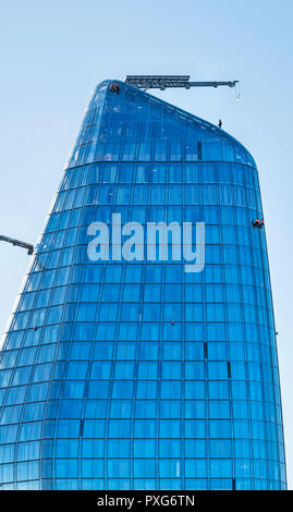 London, Großbritannien. Eine Blackfriars (Vase), ein 52-stöckiges 170 m hohen Apartment Block mit Blick auf die Stadt. Männer an der Arbeit hoch auf den transparenten Glasfassade Stockfoto