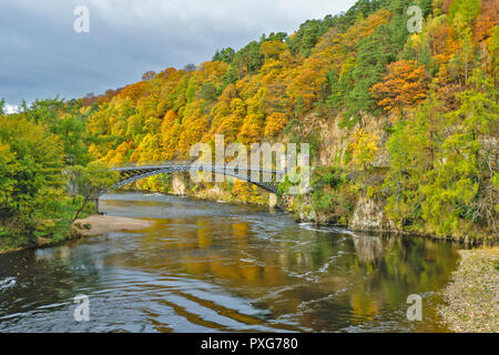 CRAIGELLACHIE Moray in Schottland TELFORD BRÜCKE ÜBER DEN RIVER SPEY mit Bäumen im Herbst SPIEGELT SICH IM WASSER Stockfoto