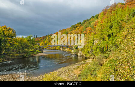 CRAIGELLACHIE Moray in Schottland die TELFORD BRÜCKE ÜBER DEN RIVER SPEY mit Bäumen im Herbst Stockfoto