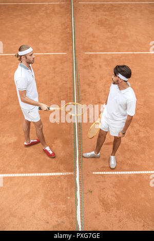 Tennis Spieler mit retro Holz- Schläger auf Gericht zusammen Stockfoto
