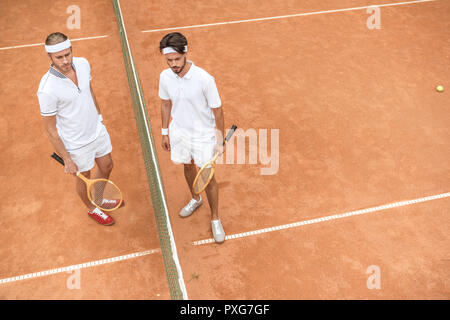 Tennis Spieler in Weiß Sportswear mit hölzernen Schläger auf Gericht Stockfoto