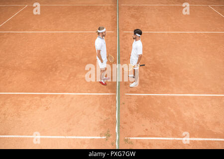 Ansicht von oben der Tennisspieler in Weiß Sportswear mit hölzernen Schläger auf Gericht Stockfoto
