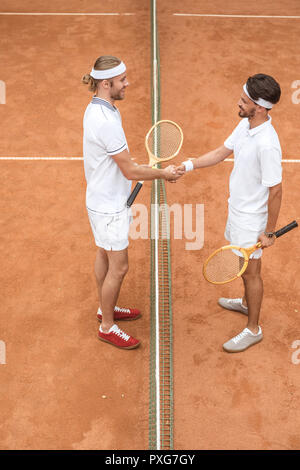 Tennis Spieler mit hölzernen Schläger Händeschütteln nach dem Spiel auf dem Platz Stockfoto
