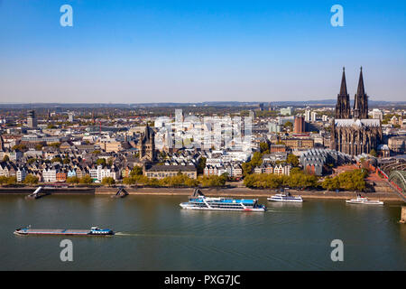 Blick von der Triangle Turm im Stadtteil Deutz über den Rhein auf die Altstadt mit Dom, Köln, Deutschland. Blick vom Dreieck Stockfoto
